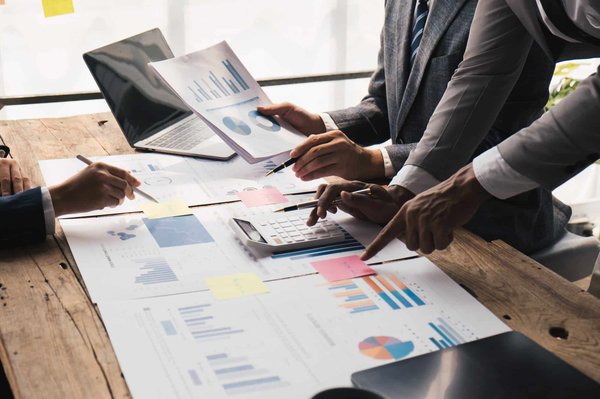 Quels sont les rôles des trois départements indispensables d'une entreprise ?